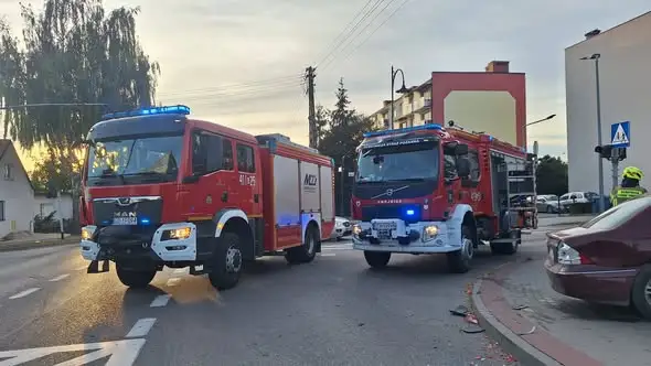 Kolizja dwóch aut na skrzyżowaniu Alei Brzozowej i ul. Angowickiej w Chojnicach