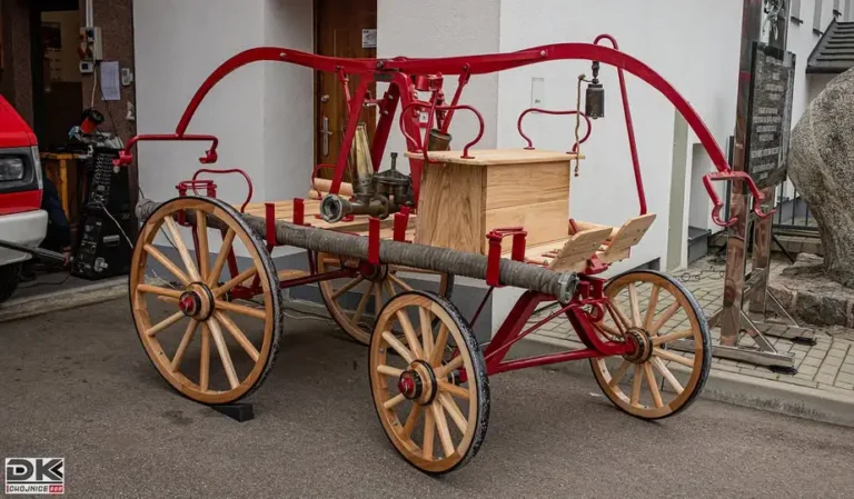 Zabytkowa sikawka konna z 1914 roku wróciła do OSP Konarzyny