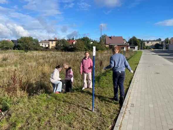 Uczniowie posprzątali okolicę szkoły. Zebrano ponad 1300 litrów odpadów
