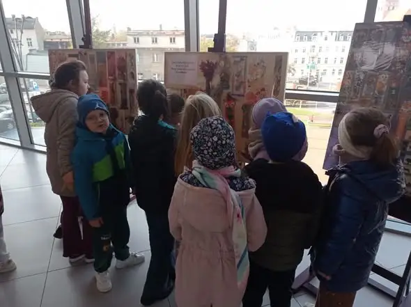 Klasa 1a ze Szkoły Podstawowej nr 5 w Chojnicach na wystawie zakładek w Chojnickim Centrum Kultury