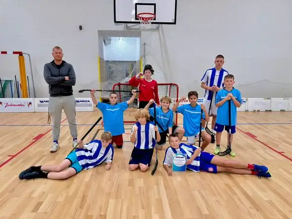 Sukcesy uczniów z SP5 Chojnice w unihokeju – drugie i pierwsze miejsca