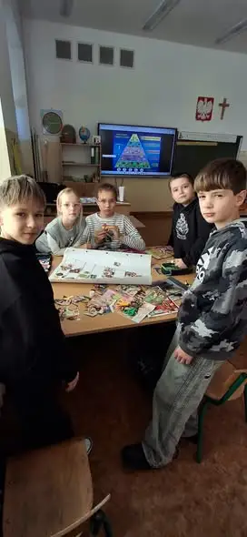 Klasa 3b ze Szkoły Podstawowej nr 5 w Chojnicach tworzyła piramidę zdrowego żywienia