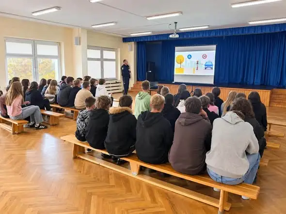 Ósmoklasiści uczyli się bezpieczeństwa na drodze ze Strażą Miejską
