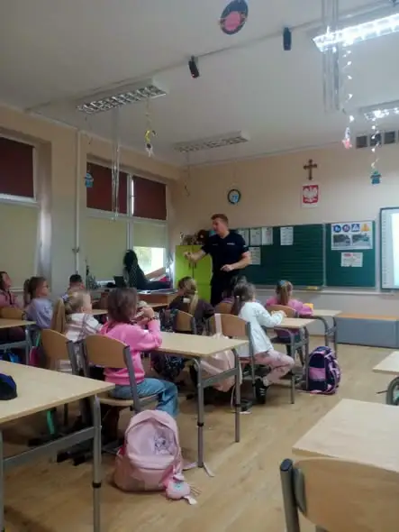 Policjant z Czerska uczył pierwszaków bezpieczeństwa w szkole i na drodze