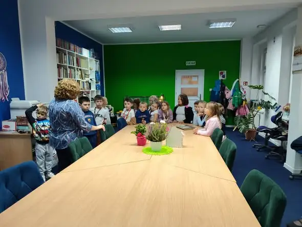 Pierwszoklasiści z Czerska odkrywali bibliotekę – gwiazdą spotkania żółw Ralf