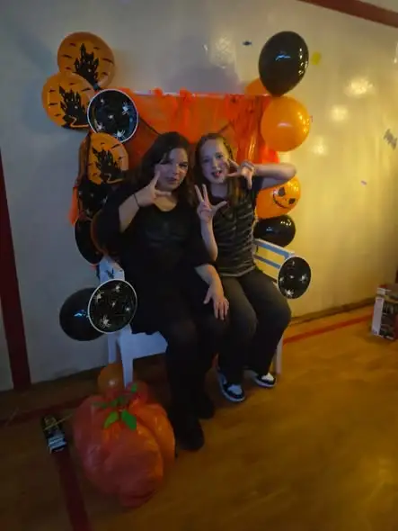 Halloweenowa zabawa w SP5 Chojnice – szkolne korytarze pełne czarownic i superbohaterów