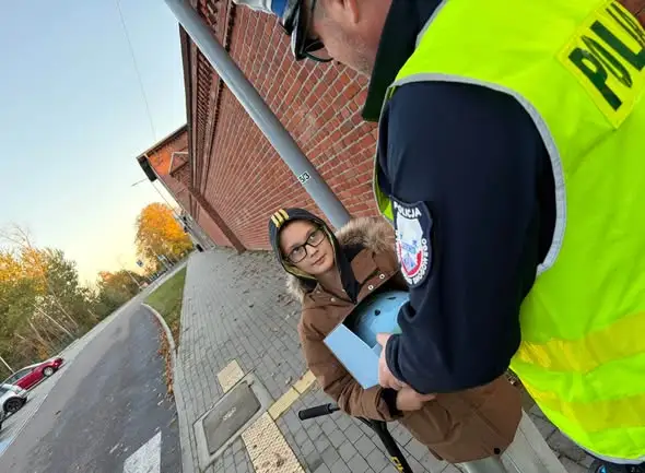 Policja z Chojnic rozdawała kaski dzieciom w ramach akcji „Bezpieczna droga do szkoły”