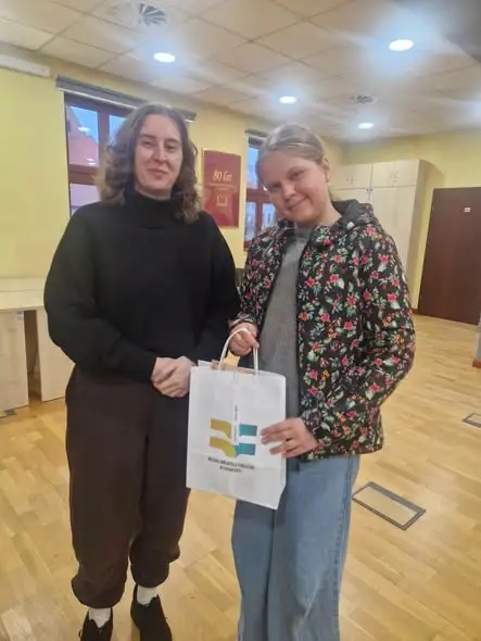 Lena Lenz z Konarzyn na podium konkursu plastycznego chojnickiej biblioteki