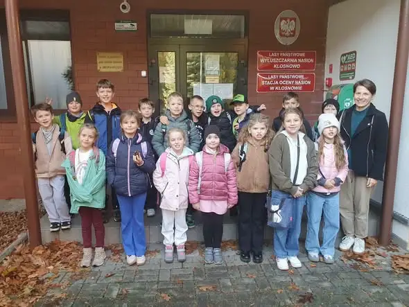 Uczniowie klasy 2b odkrywali tajniki leśnictwa w zabytkowej Wyłuszczarni Nasion w Klosnowie