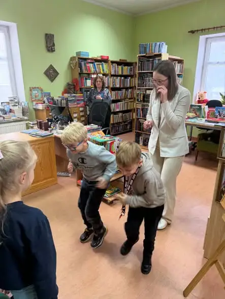 Pierwszoklasiści z Czerska odkrywali bibliotekę – z żółwiem Strugusiem w roli głównej