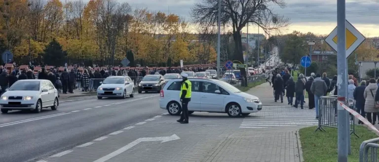 Wszystkich Świętych: zmiany w ruchu tylko w Brusach, policja apeluje o ostrożność