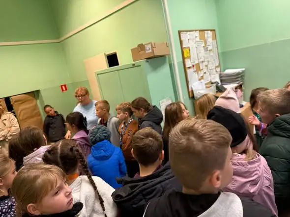 Uczniowie z Czerska odwiedzili pocztę – lekcja, której nie zapomną